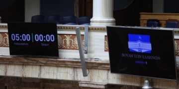 Το ρολόι για τις τοποθετήσεις των βουλευτών στην αίθουσα της Ολομέλειας (φωτ.: EUROKINISSI/Γιώργος Κονταρίνης)