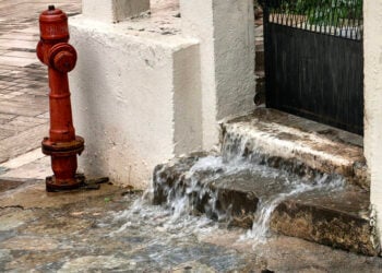 Νερά σε δρόμο από αυλή σπιτιού κατά τη διάρκεια βροχόπτωσης στο Ναύπλιο (φωτ.: ΑΠΕ-ΜΠΕ / Ευάγγελος Μπουγιώτης)