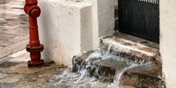 Νερά σε δρόμο από αυλή σπιτιού κατά τη διάρκεια βροχόπτωσης στο Ναύπλιο (φωτ.: ΑΠΕ-ΜΠΕ / Ευάγγελος Μπουγιώτης)