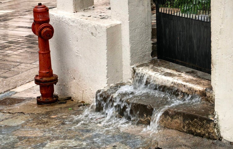 Νερά σε δρόμο από αυλή σπιτιού κατά τη διάρκεια βροχόπτωσης στο Ναύπλιο (φωτ.: ΑΠΕ-ΜΠΕ / Ευάγγελος Μπουγιώτης)