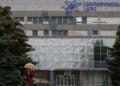 Το κτήριο διοίκησης του πυρηνικού σταθμού στη Ζαπορίζια (φωτ.: EPA / Sergei Ilnitsky)