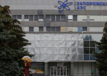 Το κτήριο διοίκησης του πυρηνικού σταθμού στη Ζαπορίζια (φωτ.: EPA / Sergei Ilnitsky)