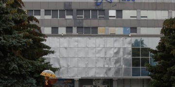 Το κτήριο διοίκησης του πυρηνικού σταθμού στη Ζαπορίζια (φωτ.: EPA / Sergei Ilnitsky)