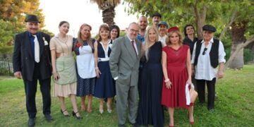 Η θεατρική ομάδα του δήμου Βριλησσίων που θα παίξει στην κωμωδία του Πόντιου θεατρικού συγγραφέα Δ. Ψαθά, με την εγγονή του συγγραφέα, Λένα Νίτσου-Ψαθά στο κέντρο (φωτ.: Αρχείο Λένας Ψαθά - Έφης Πίκουλα Βουγιουκλάκη)