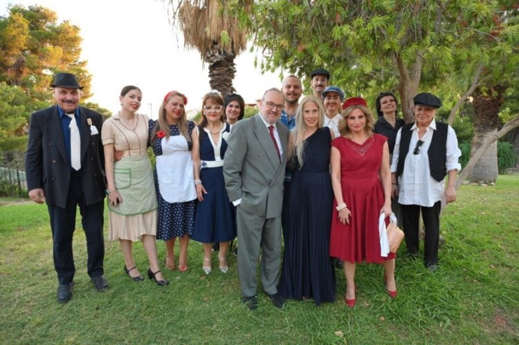 Η θεατρική ομάδα του δήμου Βριλησσίων που θα παίξει στην κωμωδία του Πόντιου θεατρικού συγγραφέα Δ. Ψαθά, με την εγγονή του συγγραφέα, Λένα Νίτσου-Ψαθά στο κέντρο (φωτ.: Αρχείο Λένας Ψαθά - Έφης Πίκουλα Βουγιουκλάκη)