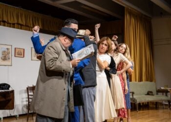 Σκηνή από την κωμωδία του Δημήτρη Ψαθά «Ζητείται ψεύτης» που θα παιχτεί στο Πολεμικό Μουσείο,  από τη θεατρική ομάδα του δήμου Βριλησσίων σε σκηνοθεσία Έφης Πίκουλα-Βουγιουκλάκη για φιλανθρωπικό σκοπό (φωτ.: Αρχείο Λένας Ψαθά - Έφης Πίκουλα Βουγιουκλάκη)