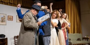 Σκηνή από την κωμωδία του Δημήτρη Ψαθά «Ζητείται ψεύτης» που θα παιχτεί στο Πολεμικό Μουσείο,  από τη θεατρική ομάδα του δήμου Βριλησσίων σε σκηνοθεσία Έφης Πίκουλα-Βουγιουκλάκη για φιλανθρωπικό σκοπό (φωτ.: Αρχείο Λένας Ψαθά - Έφης Πίκουλα Βουγιουκλάκη)