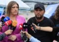 Ο απεργός πείνας Πάνος Ρούτσι με τη δικηγόρο του Ζωή Κωνσταντοπούλου στο Σύνταγμα (φωτ.: EUROKINISSI/Γιώργος Κονταρίνης)