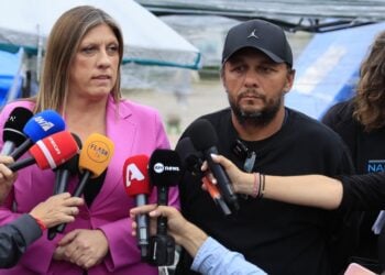 Ο απεργός πείνας Πάνος Ρούτσι με τη δικηγόρο του Ζωή Κωνσταντοπούλου στο Σύνταγμα (φωτ.: EUROKINISSI/Γιώργος Κονταρίνης)