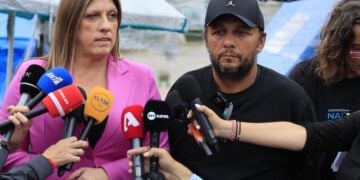 Ο απεργός πείνας Πάνος Ρούτσι με τη δικηγόρο του Ζωή Κωνσταντοπούλου στο Σύνταγμα (φωτ.: EUROKINISSI/Γιώργος Κονταρίνης)