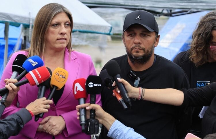 Ο απεργός πείνας Πάνος Ρούτσι με τη δικηγόρο του Ζωή Κωνσταντοπούλου στο Σύνταγμα (φωτ.: EUROKINISSI/Γιώργος Κονταρίνης)