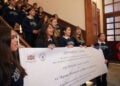 Μαθήτριες του Ζωγραφείου συμμετείχαν στη χαρμόσυνη τελετή (φωτ.: Νίκος Παπαχρήστου)
