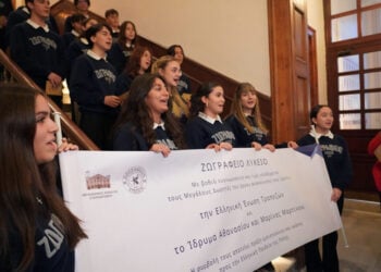 Μαθήτριες του Ζωγραφείου συμμετείχαν στη χαρμόσυνη τελετή (φωτ.: Νίκος Παπαχρήστου)