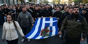 Η σημαία στην πορεία για την 52η επέτειο από την εξέγερση του Πολυτεχνείου (φωτ.: EUROKINISSI / Τατιάνα Μπόλαρη)