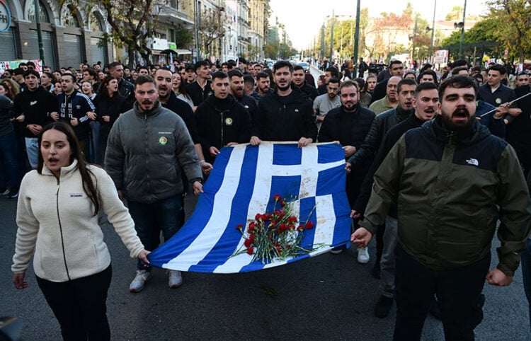 Η σημαία στην πορεία για την 52η επέτειο από την εξέγερση του Πολυτεχνείου (φωτ.: EUROKINISSI / Τατιάνα Μπόλαρη)