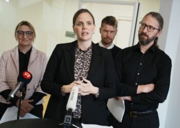 Η Δανή υπουργός Ψηφιοποίησης Καρολίνε Στάγκε Όλσεν και εκπρόσωποι άλλων κομμάτων μετά τη συμφωνία για την προστασία των παιδιών και των εφήβων που σερφάρουν στο διαδίκτυο (φωτ.: EPA/ Thomas Traasdahl/  DENMARK OUT)