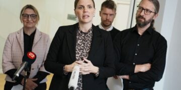 Η Δανή υπουργός Ψηφιοποίησης Καρολίνε Στάγκε Όλσεν και εκπρόσωποι άλλων κομμάτων μετά τη συμφωνία για την προστασία των παιδιών και των εφήβων που σερφάρουν στο διαδίκτυο (φωτ.: EPA/ Thomas Traasdahl/ DENMARK OUT)