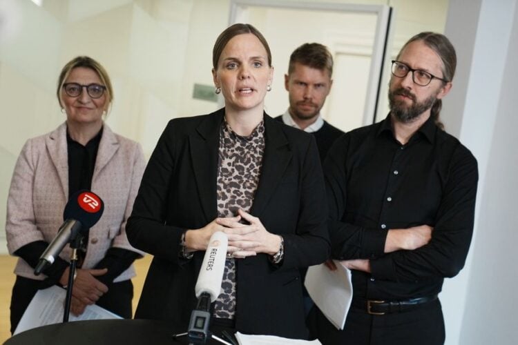 Η Δανή υπουργός Ψηφιοποίησης Καρολίνε Στάγκε Όλσεν και εκπρόσωποι άλλων κομμάτων μετά τη συμφωνία για την προστασία των παιδιών και των εφήβων που σερφάρουν στο διαδίκτυο (φωτ.: EPA/ Thomas Traasdahl/  DENMARK OUT)