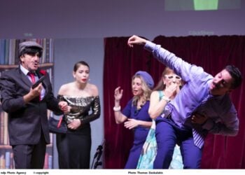 Σκηνή από τη θεατρική παράσταση «Ζητείται ψεύτης» που ανέβηκε από τη Θεατρική )μάδα του δήμου Βριλησσίων (φωτ.: Θωμάς Δασκαλάκης)