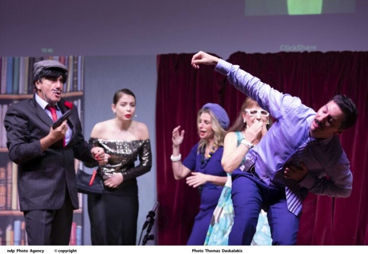 Σκηνή από τη θεατρική παράσταση «Ζητείται ψεύτης» που ανέβηκε από τη Θεατρική )μάδα του δήμου Βριλησσίων (φωτ.: Θωμάς Δασκαλάκης)