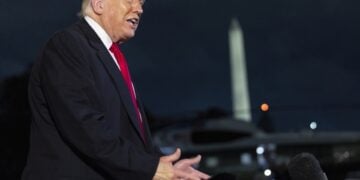 Ο Αμερικανός πρόεδρος Ντόναλντ Τραμπ απαντάει σε ερώτηση των δημοσιογράφων για το θέμα της δημοσιονομικής παράλυσης αμέσως μετά την αποβίβασή του από το «Marine One», στον Λευκό Οίκο (φωτ.: EPA/ SHAWN THEW / POOL)