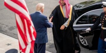 Ο Αμερικανός πρόεδρος Ντόναλντ Τραμπ καλωσορίζει τον πρίγκιπα διάδοχο Μοχάμεντ μπιν Σαλμάν στον Λευκό Οίκο (φωτ.: EPA/Nathan Howard/POOL)