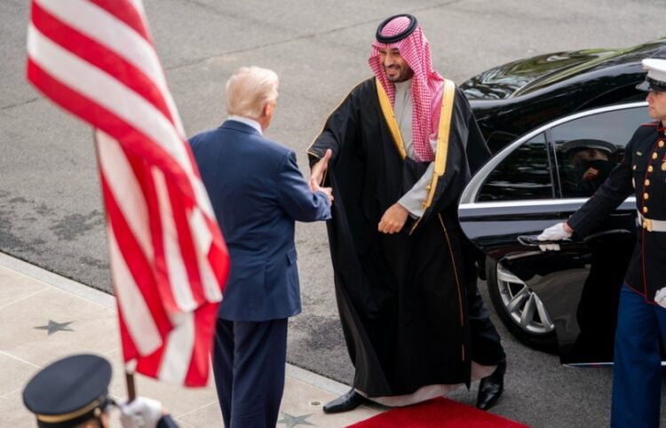 Ο Αμερικανός πρόεδρος Ντόναλντ Τραμπ καλωσορίζει τον πρίγκιπα διάδοχο Μοχάμεντ μπιν Σαλμάν στον Λευκό Οίκο (φωτ.: EPA/Nathan Howard/POOL)