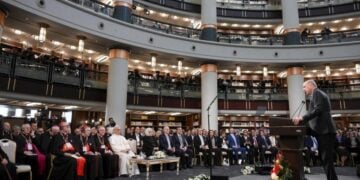 Φωτογραφία που έδωσε στη δημοσιότητα το
Vatican Media δείχνει τον Τούρκο πρόεδρο να μιλάει παρουσία του Πάπα Λέοντα ΙΔ, στην Εθνική Βιβλιοθήκη της Άγκυρας (φωτ.: EPA/ VATICAN MEDIA)