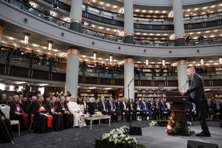 Φωτογραφία που έδωσε στη δημοσιότητα το
Vatican Media δείχνει τον Τούρκο πρόεδρο να μιλάει παρουσία του Πάπα Λέοντα ΙΔ, στην Εθνική Βιβλιοθήκη της Άγκυρας (φωτ.: EPA/ VATICAN MEDIA)