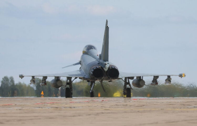 Γερμανικό Eurofighter  απογειώνεται από βάση στο Μινσκ, στο πλαίσιο άσκησης (φωτ.: EPA / Leszek Szymanski)