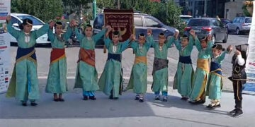 Στιγμιότυπο από βίντεο με τα μικρά της Ένωσης Ποντίων Αμπελοκήπων, στο Τόξο της ΧΑΝΘ (πηγή: Facebook / Nikos Alvanoudis)