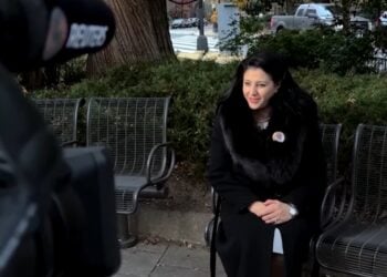 Η χήρα του διαφωνούντα σαουδάραβα δημοσιογράφου Τζαμάλ Κασόγκι, Χανάν Ελάτρ Κασόγκι στη διάρκεια συνέντευξής της με το πρακτορείο Reuters (φωτ.: YouTube)