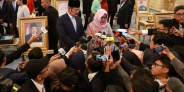 Στο κέντρο της εικόνας ο Bambang Trihatmodjo (αρ.) και η Siti Hardiyanti Rukmana (δ.), ο γιος και η μία από τις κόρες του πρώην προέδρου της Ινδονησίας Σουχάρτο μιλούν στους δημοσιογράφους κατά τη διάρκεια τελετής στο προεδρικό μέγαρο στη Τζακάρτα (φωτ.:  EPA/ ADI WEDA)