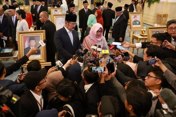 Στο κέντρο της εικόνας ο Bambang Trihatmodjo (αρ.) και η Siti Hardiyanti Rukmana (δ.), ο γιος και η μία από τις κόρες του πρώην προέδρου της Ινδονησίας Σουχάρτο μιλούν στους δημοσιογράφους κατά τη διάρκεια τελετής στο προεδρικό μέγαρο στη Τζακάρτα (φωτ.:  EPA/ ADI WEDA)