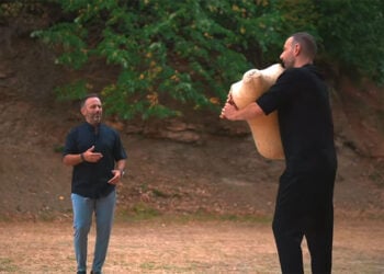 Μπάμπης Ιωακειμίδης και Χριστόφορος Κοσμίδης σε στιγμιότυπο από το βιντεοκλίπ (πηγή: YouTube / 
TheChrisKosmidis)