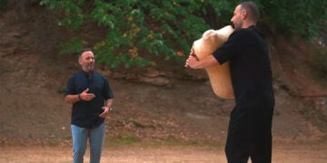 Μπάμπης Ιωακειμίδης και Χριστόφορος Κοσμίδης σε στιγμιότυπο από το βιντεοκλίπ (πηγή: YouTube / 
TheChrisKosmidis)