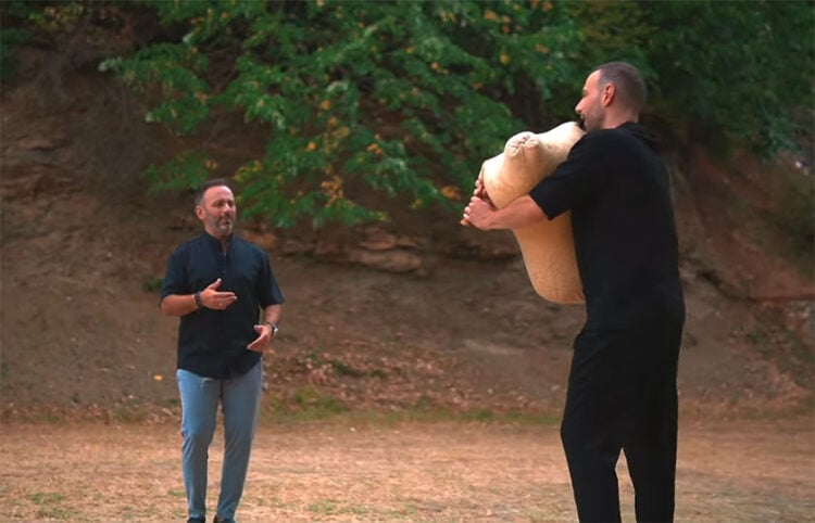 Μπάμπης Ιωακειμίδης και Χριστόφορος Κοσμίδης σε στιγμιότυπο από το βιντεοκλίπ (πηγή: YouTube /
TheChrisKosmidis)