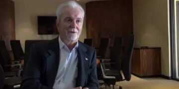 O Ελληνομερικανός΄Τζον Κάλαμος οιράζεται την ιστορία της υπηρεσίας του στην Πολεμική Αεροπορία και πώς αυτή επηρέασε αργότερα την απόφασή του να ιδρύσει την επενδυτική του εταιρεία (φωτ.: A. P. / Greek Reporter)