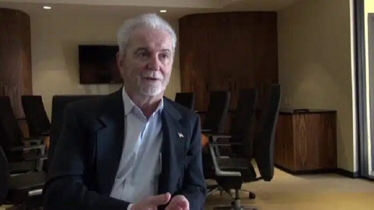 O Ελληνομερικανός΄Τζον Κάλαμος οιράζεται την ιστορία της υπηρεσίας του στην Πολεμική Αεροπορία και πώς αυτή επηρέασε αργότερα την απόφασή του να ιδρύσει την επενδυτική του εταιρεία (φωτ.: A. P. / Greek Reporter)