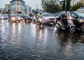 Ποτάμια έγιναν κάποιοι δρόμοι της Αθήνας (φωτ.: Γιάννης Παναγόπουλος / EUROKINISSI)