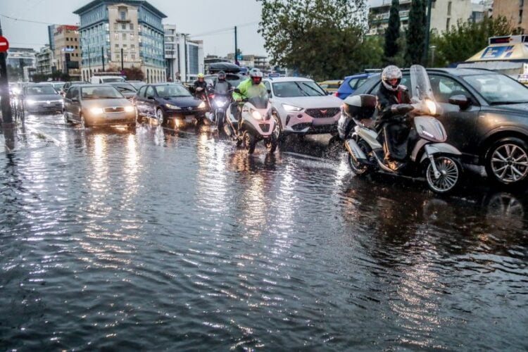 Ποτάμια έγιναν κάποιοι δρόμοι της Αθήνας (φωτ.: Γιάννης Παναγόπουλος / EUROKINISSI)