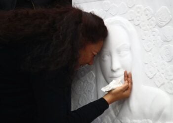 Εικόνα από την τελετή μνήμης και τα αποκαλυπτήρια του μνημείου στη μνήμη της Κυριακής Γρίβα, που δολοφονήθηκε μπροστά από το Αστυνομικό Τμήμα Αγίων Αναργύρων την 01/04/24, από τον πρώην σύντροφό της (φωτ. αρχείου: Μάρκος Χουζούρης/EUROKINISSI)