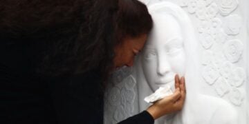 Εικόνα από την τελετή μνήμης και τα αποκαλυπτήρια του μνημείου στη μνήμη της Κυριακής Γρίβα, που δολοφονήθηκε μπροστά από το Αστυνομικό Τμήμα Αγίων Αναργύρων την 01/04/24, από τον πρώην σύντροφό της (φωτ. αρχείου: Μάρκος Χουζούρης/EUROKINISSI)