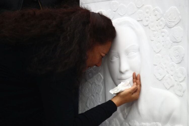 Εικόνα από την τελετή μνήμης και τα αποκαλυπτήρια του μνημείου στη μνήμη της Κυριακής Γρίβα, που δολοφονήθηκε μπροστά από το Αστυνομικό Τμήμα Αγίων Αναργύρων την 01/04/24, από τον πρώην σύντροφό της (φωτ. αρχείου: Μάρκος Χουζούρης/EUROKINISSI)