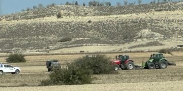 Στη φωτογραφία διακρίνονται τα τρακτέρ των Ελληνοκυπρίων και τα οχήματα των τουρκικών κατοχικών δυνάμεων (φωτ.: wnn.cy)