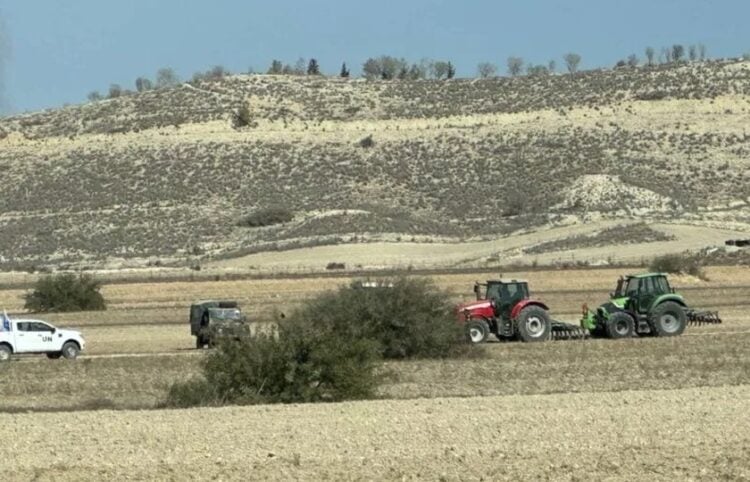 Στη φωτογραφία διακρίνονται τα τρακτέρ των Ελληνοκυπρίων και τα οχήματα των τουρκικών κατοχικών δυνάμεων (φωτ.: wnn.cy)