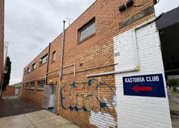 Η Λέσχη Καστοριάς είναι έτοιμη να μεταμορφώσει το δρομάκι που βρίσκεται δίπλα από το κτίριό της, σε μια ζωντανή τοιχογραφία. (φωτ.: neoskosmos.com)