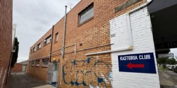 Η Λέσχη Καστοριάς είναι έτοιμη να μεταμορφώσει το δρομάκι που βρίσκεται δίπλα από το κτίριό της, σε μια ζωντανή τοιχογραφία. (φωτ.: neoskosmos.com)