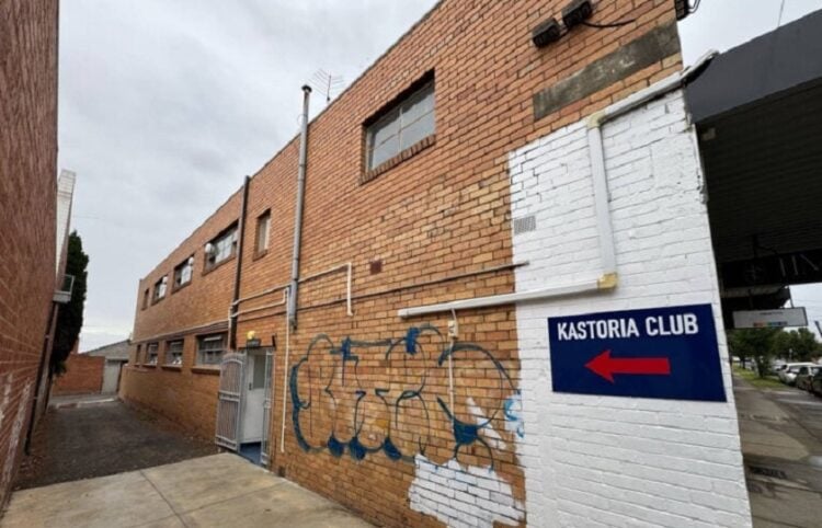 Η Λέσχη Καστοριάς είναι έτοιμη να μεταμορφώσει το δρομάκι που βρίσκεται δίπλα από το κτίριό της, σε μια ζωντανή τοιχογραφία. (φωτ.: neoskosmos.com)