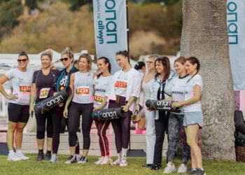 Η Chief People Officer του ΟΠΑΠ, Αιμιλία Στέλιαρου, και η Chief Legal, Regulatory & Compliance Officer, Νάνση Βέρρα με την ομάδα του ΟΠΑΠ στο Ladies Run